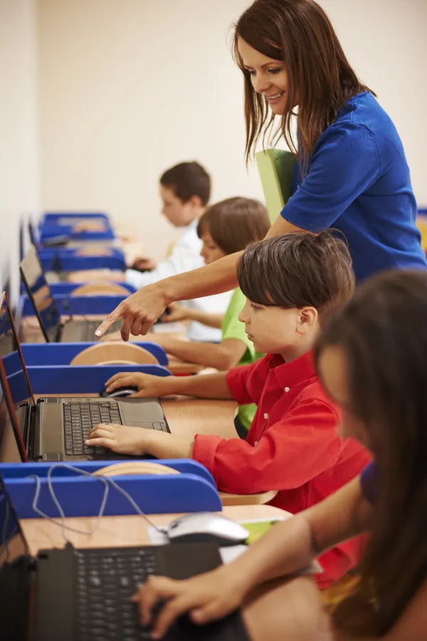 Aluno estudando informática na Escola de Informática Amparo